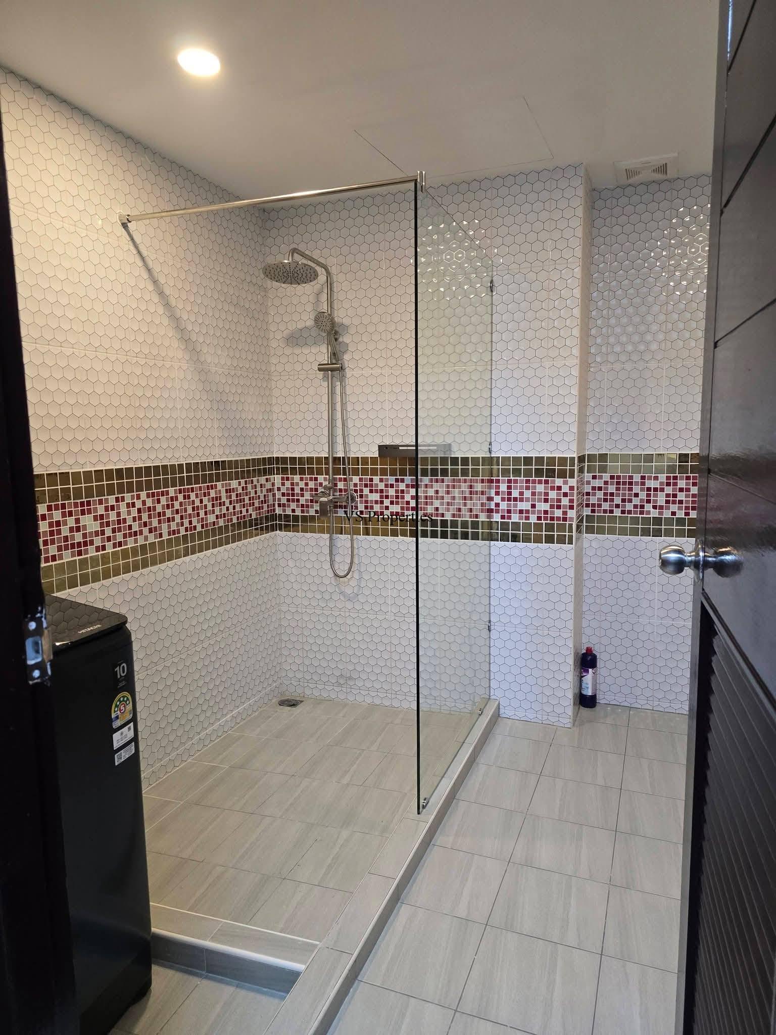 10 Foe Rent | Spacious 2-Bedroom Condo at Wongamat Privacy Residence.